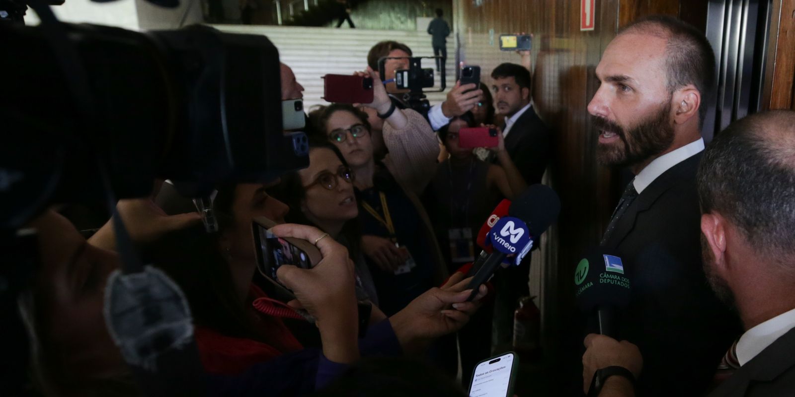 Supremo Tribunal Federal condena Eduardo Bolsonaro à prisão e inelegibilidade