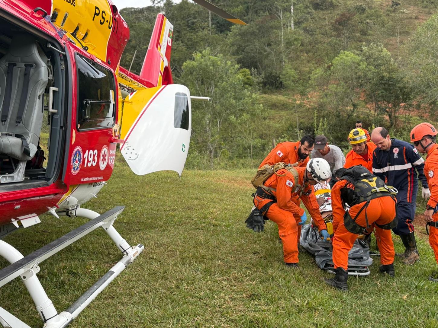 Trabalhador é resgatado após ficar preso em trator tombado em área rural de Conselheiro Lafaiete