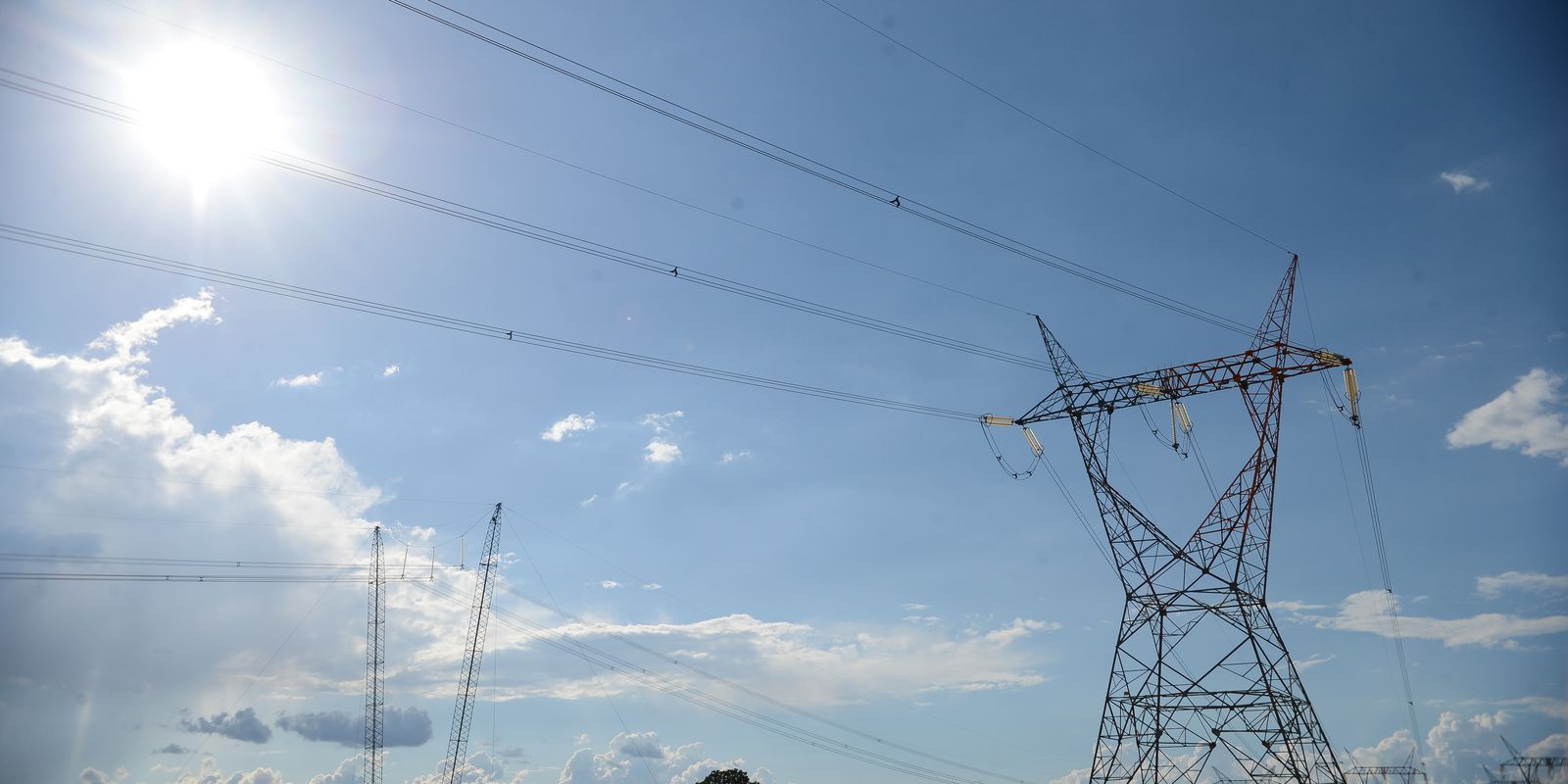 Aneel leiloa quatro lotes de transmissão de energia com deságio expressivo