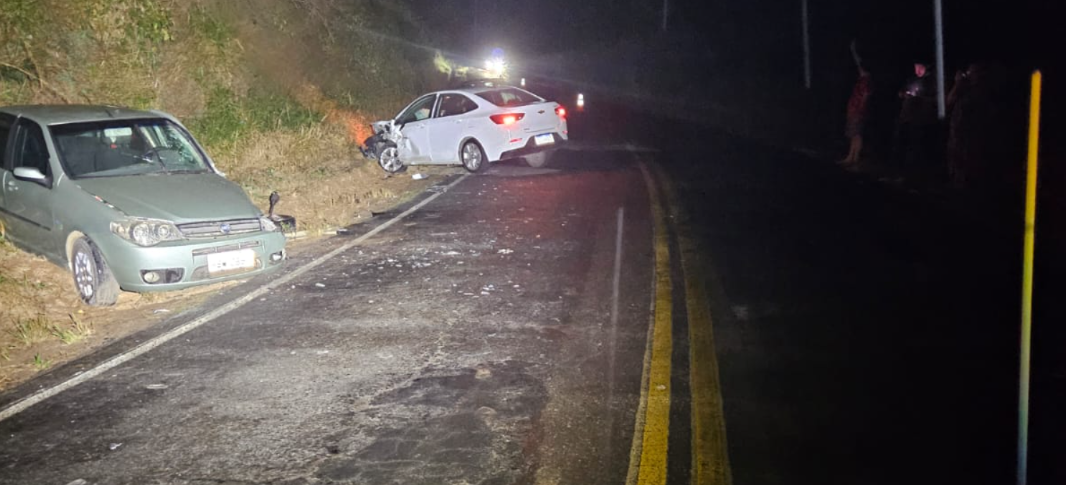 Batida entre dois carros deixa três pessoas feridas na MG-126, em Rochedo de Minas