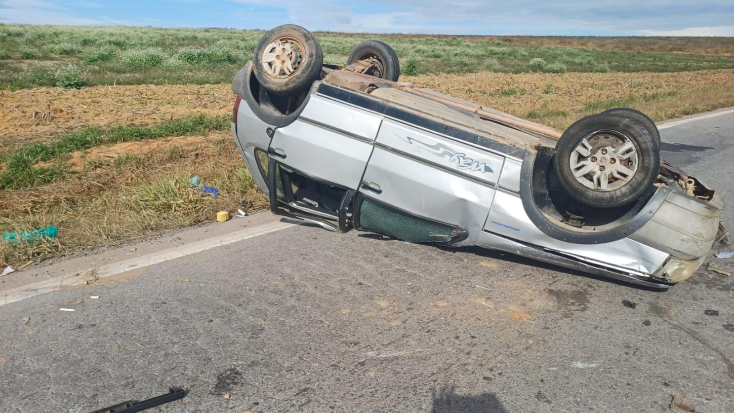 Bebê de 1 mês morre após capotamento na BR-265 em São João del-Rei