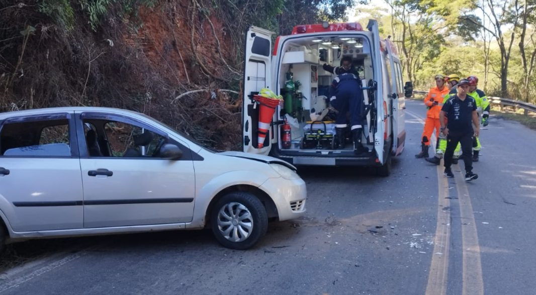 Colisão entre caminhão e carro deixa três feridos na MG-133