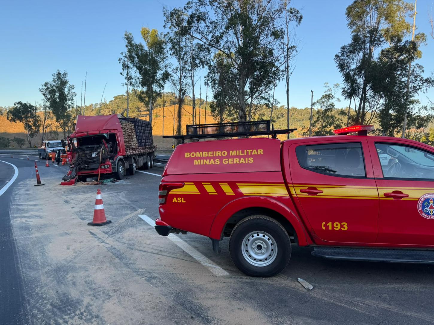 Colisão entre caminhões deixa motorista preso às ferragens na BR-040, em Simão Pereira