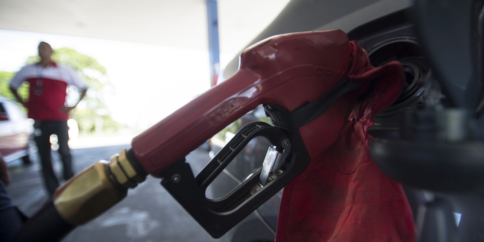 Governo mantém subsídio na gasolina após escalada do preço do petróleo