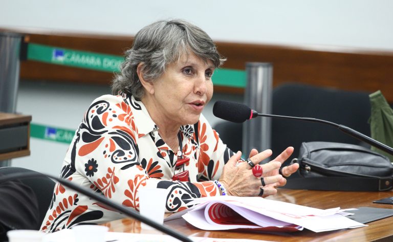 Câmara dos Deputados aprova projeto de lei que avança na criminalização da transfobia