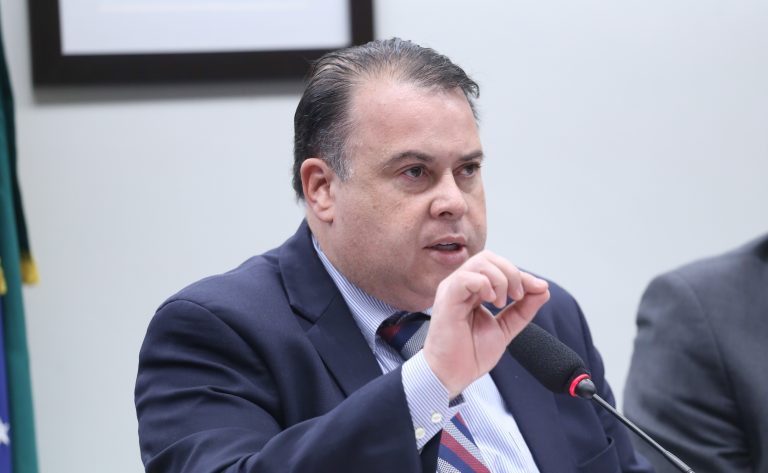 Comissão da Câmara aprova programa de capacitação digital para idosos