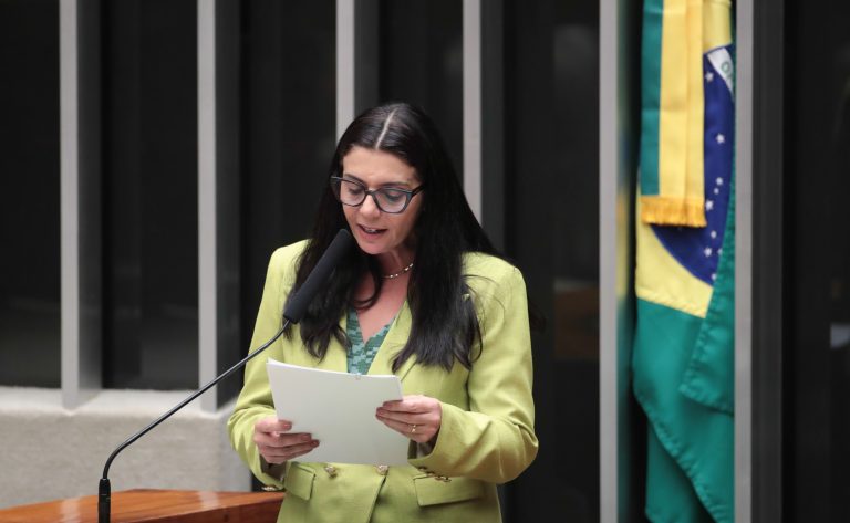 Comissão aprova projeto que prevê escolta policial e programas de proteção para mulheres que denunciam violação de medida protetiva