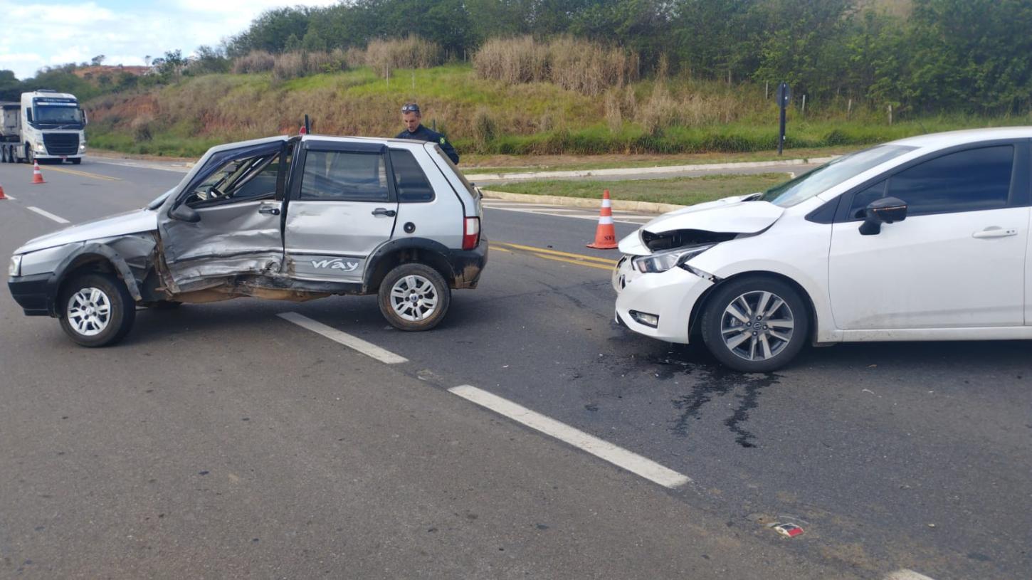 Conversão em trevo termina em colisão e deixa duas mulheres feridas na BR-116