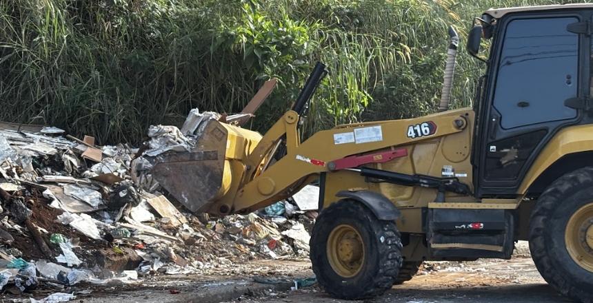 Demlurb remove mais de quatro caminhões de lixo em mutirão contra descarte irregular no Teixeiras