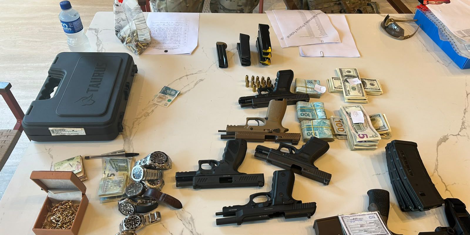 Polícia Federal mira ex-prefeito e ex-secretário em operação contra lavagem de dinheiro no Rio