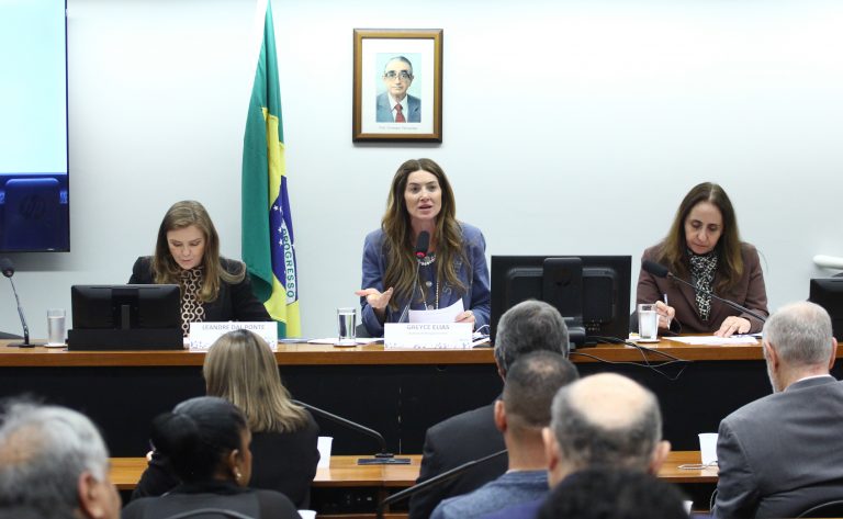 Fim das licenciaturas a distância gera debate acalorado na Câmara sobre qualidade e acesso