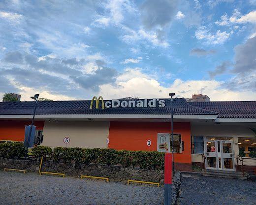 Gerente do McDonald's é amarrada e feita refém durante assalto em Juiz de Fora
