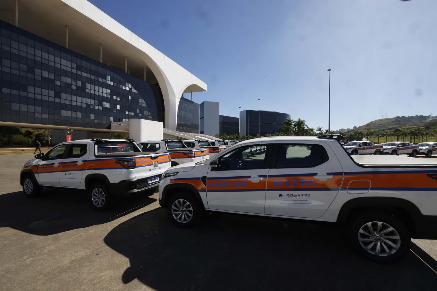 Governo de Minas Gerais entrega 74 novos veículos para fortalecer Defesas Civis municipais