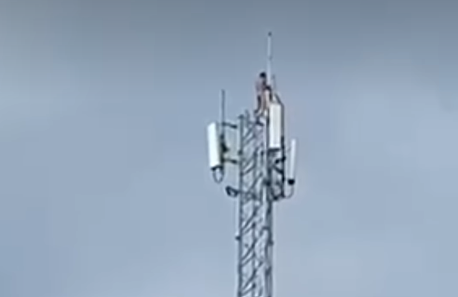 Homem nu é resgatado de torre de 40 metros após cinco horas de operação em Rochedo de Minas
