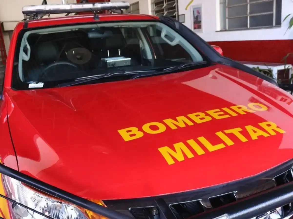Incêndio em lote mobiliza três equipes dos Bombeiros e ameaça casas em Juiz de Fora