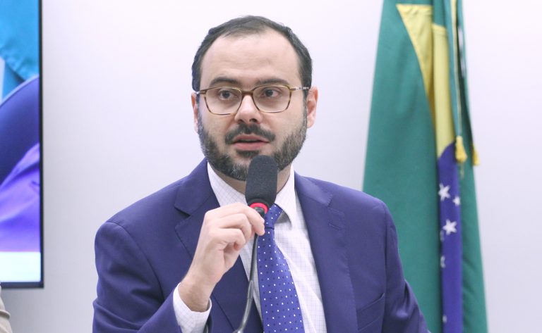 Ministro defende teto de R$ 140 mil para MEI; empresários clamam por reajuste do Simples Nacional