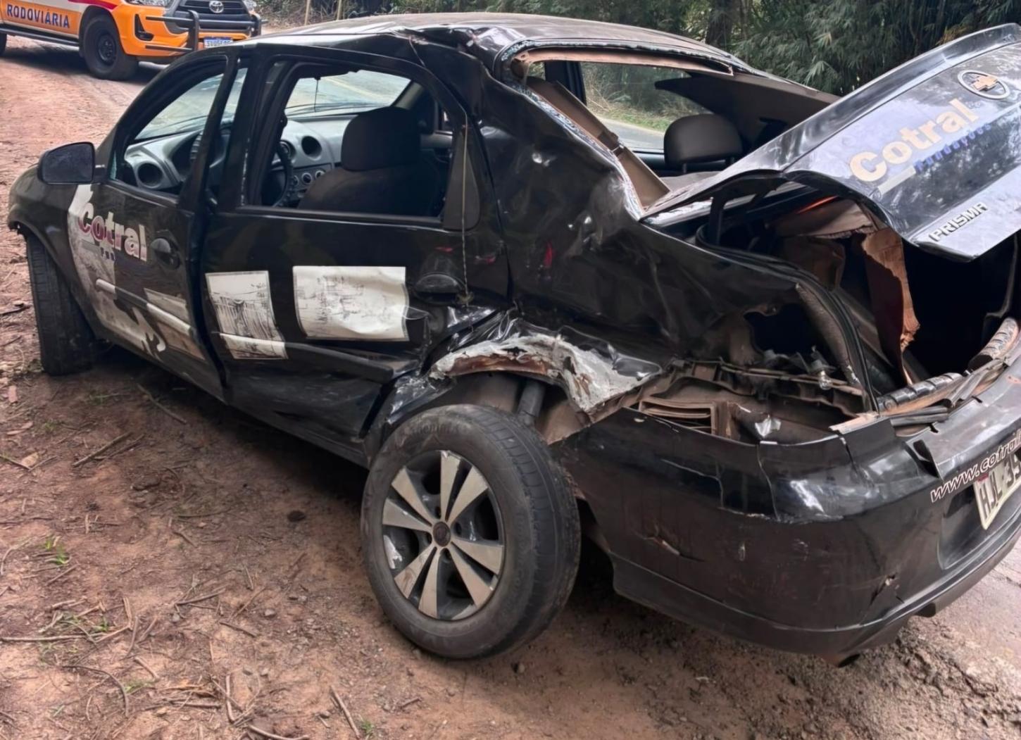 Motorista com sintomas de embriaguez perde o controle em curva e bate de frente com caminhão na MG-133
