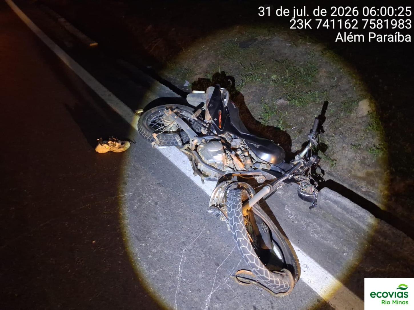 Motorista de 23 anos morre após bater contra defensa metálica na BR-116, em Além Paraíba