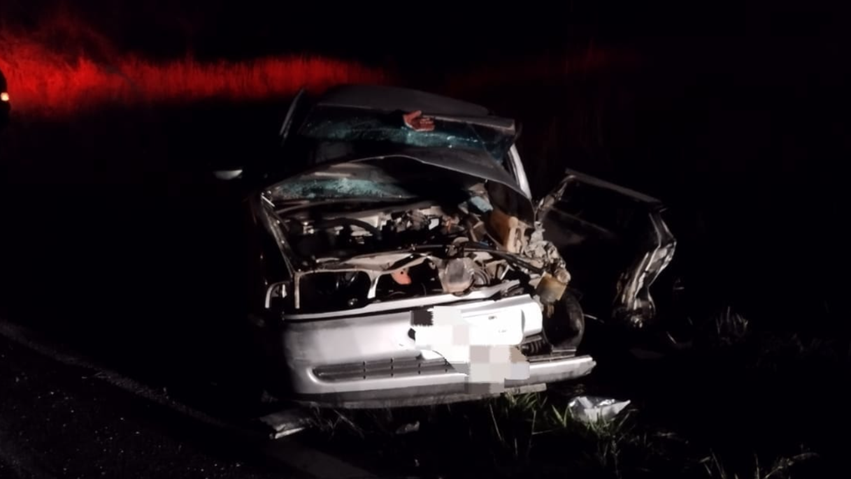 Motorista fica preso às ferragens após batida entre carro e caminhonete na BR-267
