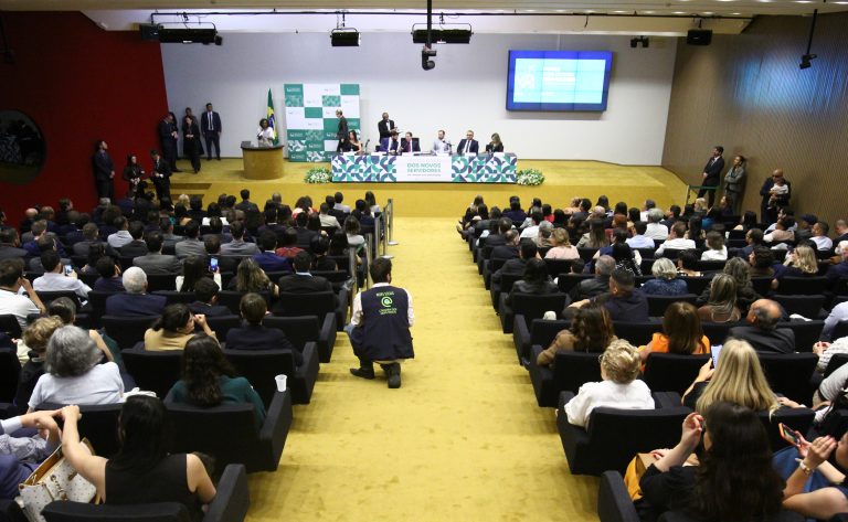 Motta defende modernização do Estado em posse de novos servidores da Câmara