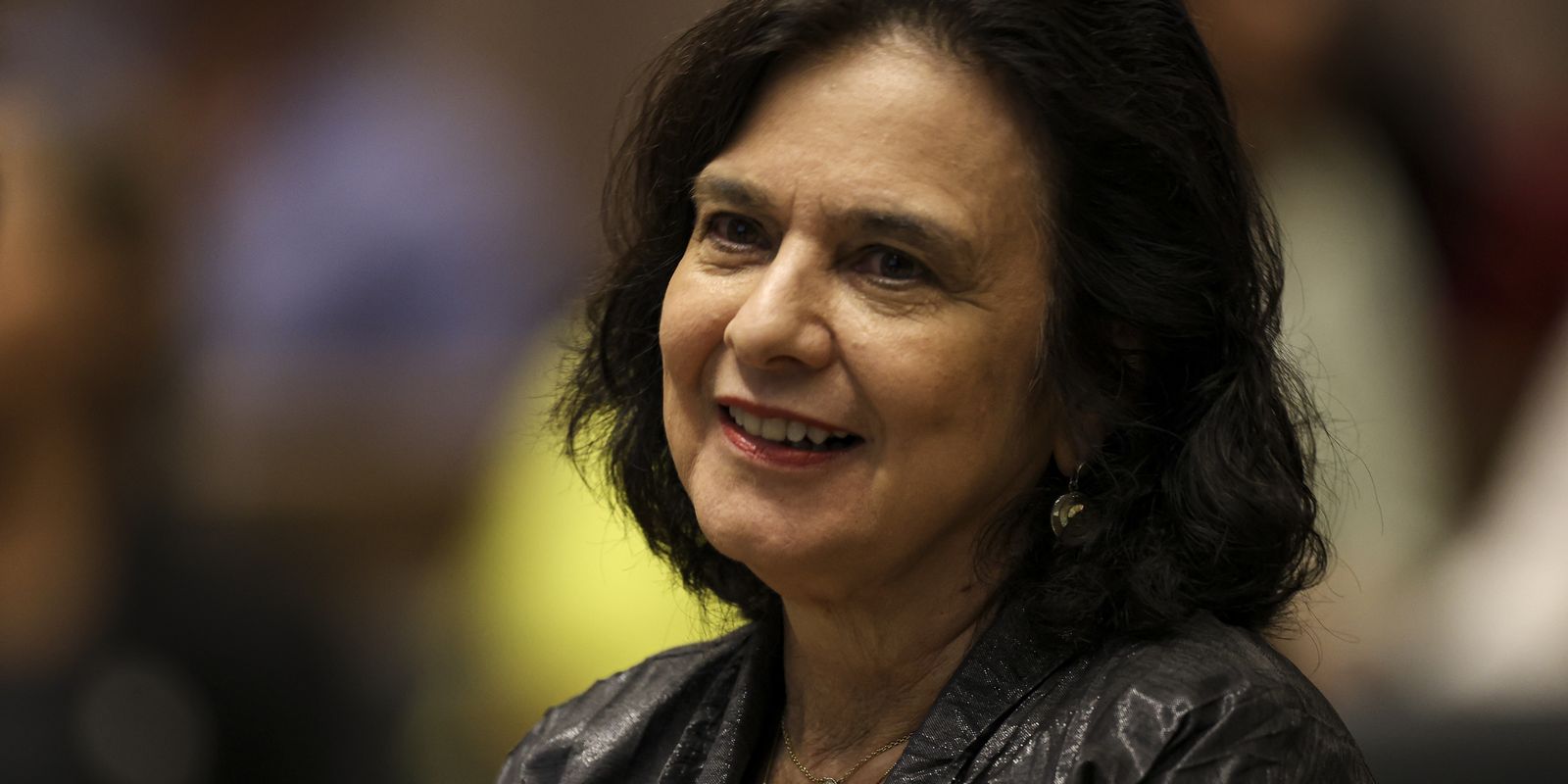 Nísia Trindade lança livro sobre bastidores da pandemia de covid-19