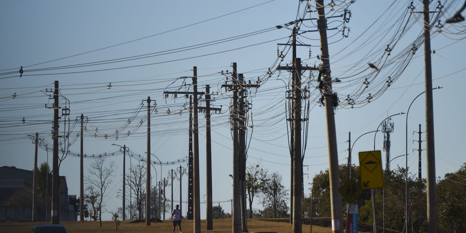 Acidentes com a rede elétrica aumentam no Brasil, mas óbitos caem em 2025, revela Abradee