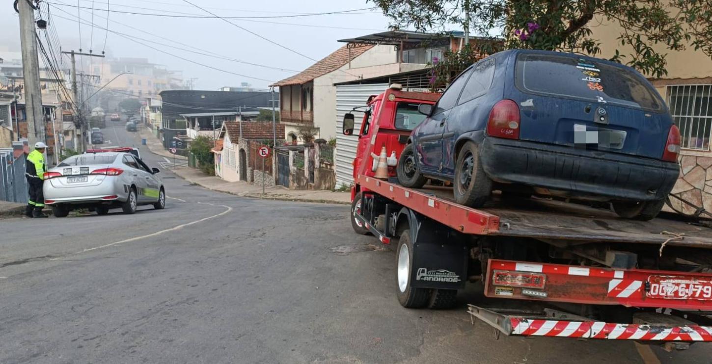 Operação recolhe veículos abandonados e reforça o ordenamento em Juiz de Fora
