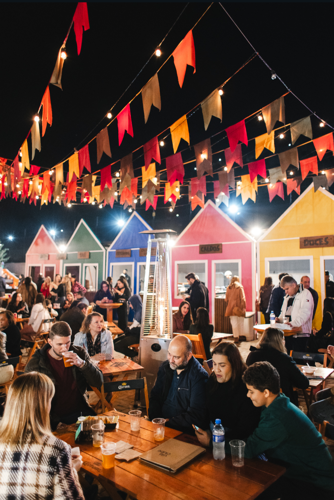 A cidade cenográfica e a praça de alimentação prometem recriar o clima das tradicionais festas de São João. Foto: Divulgação.