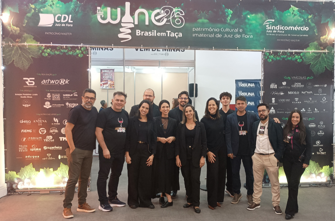 Organizadores, staffs e profissionais envolvidos na realização do JF Wine Festival 2026 celebram o sucesso de mais uma edição do evento, que movimentou o enoturismo, a gastronomia e a economia de Juiz de Fora. Foto: RCW TV