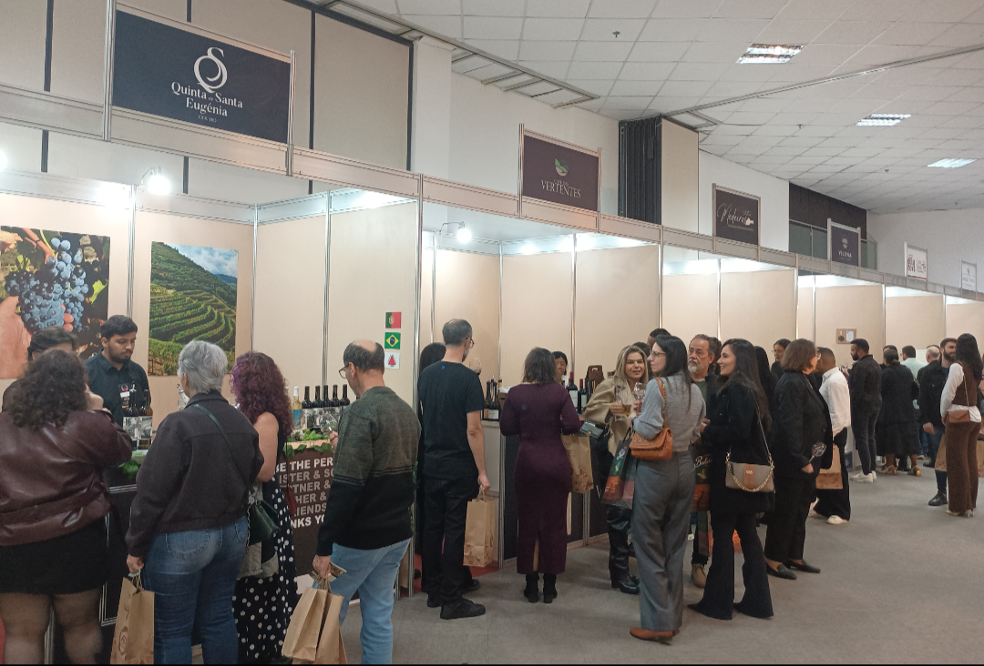 Vinícolas de diferentes regiões do país apresentaram seus rótulos durante o JF Wine Festival, reforçando a diversidade do vinho brasileiro e o crescimento do enoturismo na Zona da Mata. Foto: RCW TV.
