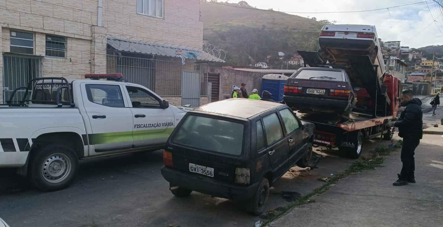 Prefeitura retira mais 16 veículos abandonados das ruas de Juiz de Fora