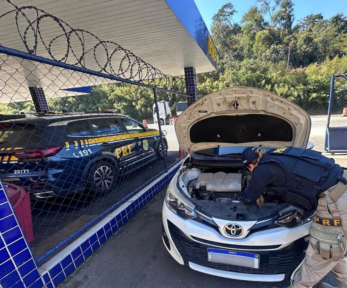 PRF recupera carro clonado roubado no Rio de Janeiro e prende motorista na BR-040, em Juiz de Fora
