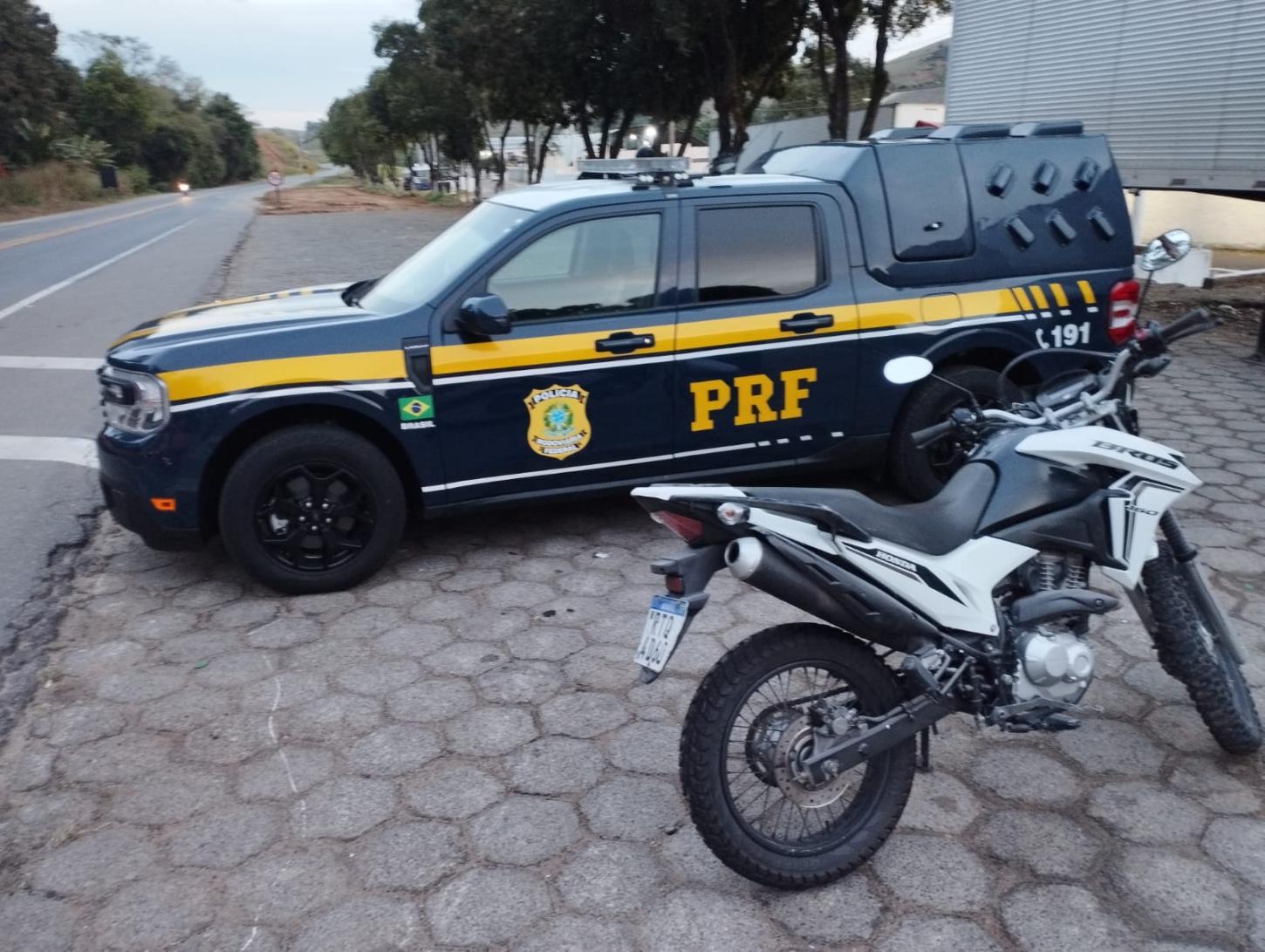 PRF recupera motocicleta roubada em Belo Horizonte durante fiscalização na BR-116, em Laranjal