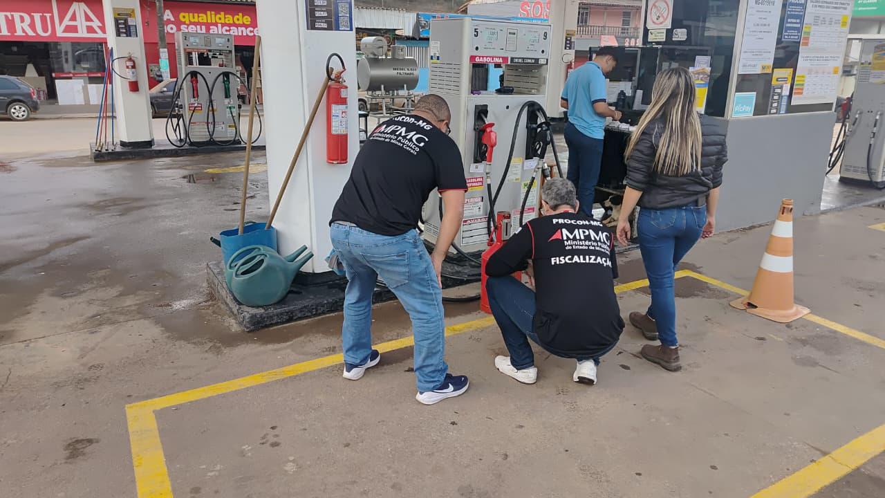 Procon-MPMG realiza fiscalização em postos de combustíveis e autua 15 locais