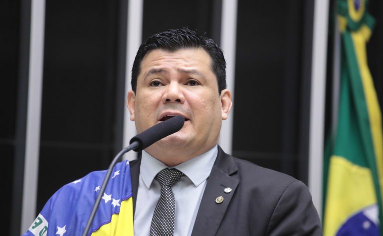 Projeto na Câmara busca expandir porte de arma para guardas civis municipais e vigilantes