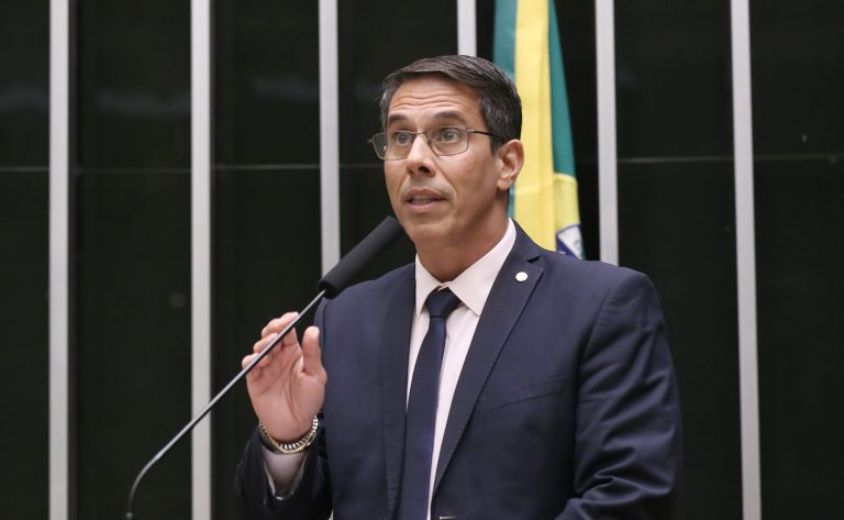 Projeto de lei busca proibir preços diferentes em postos de gasolina para pagamentos em dinheiro ou Pix