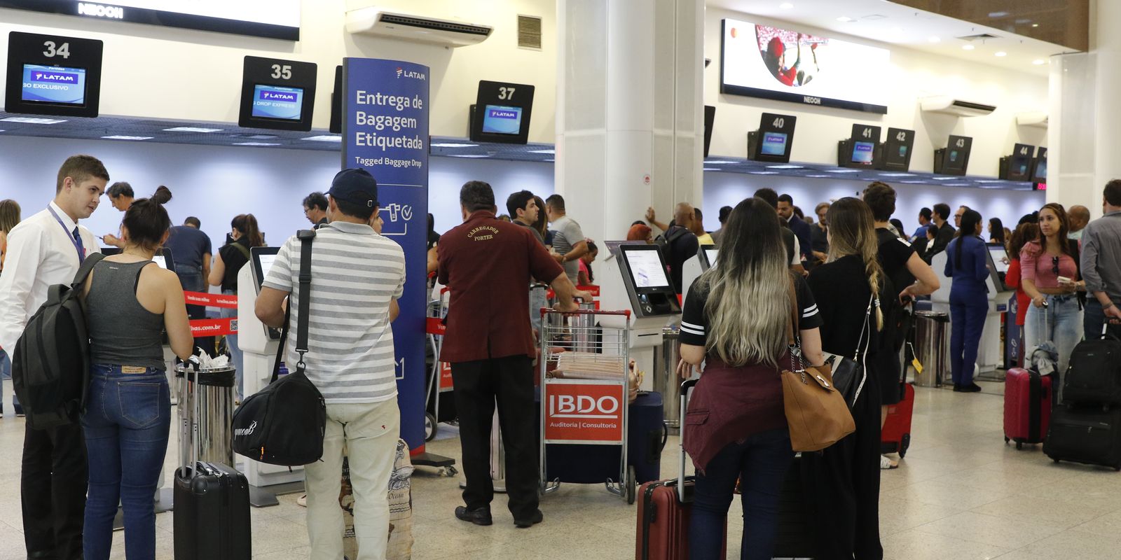 Setor de serviços recua 0,4% em maio, com transportes como principal entrave