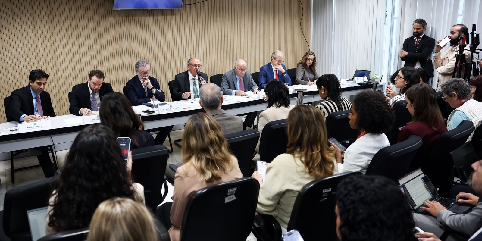 Governo anuncia novo plano de socorro para setores atingidos por tarifaço dos Estados Unidos