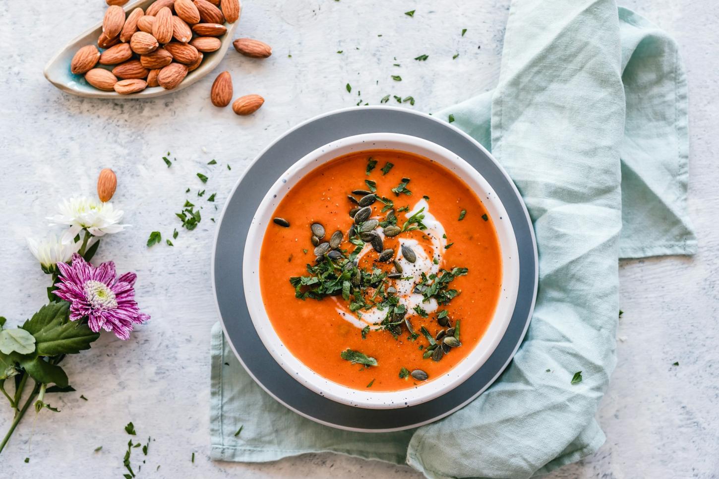 Sopas e caldos nutritivos para o inverno: receitas que aquecem, saciam e cuidam do corpo