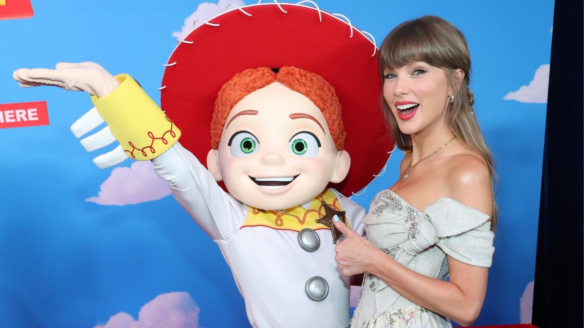 Taylor Swift ‘ensina’ inglês para crianças com novo Toy Story 5