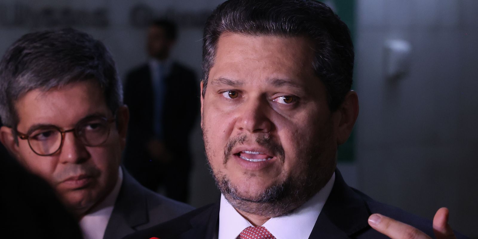 Alcolumbre envia PEC pelo fim da escala 6x1 para a CCJ do Senado
