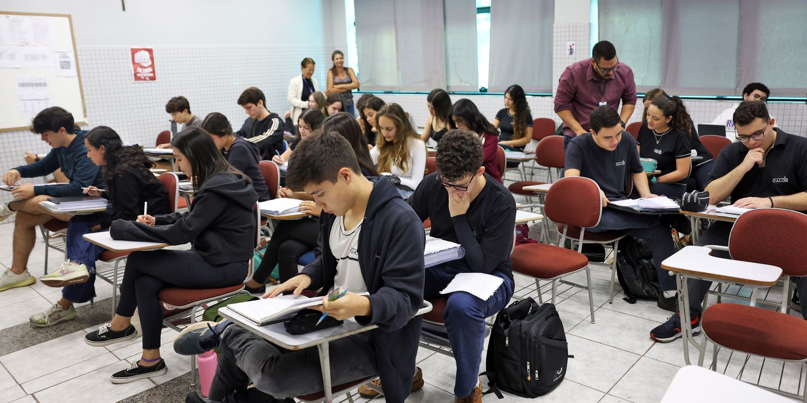 Bolsa Permanência do Prouni garante R$ 700 mensais para alunos elegíveis