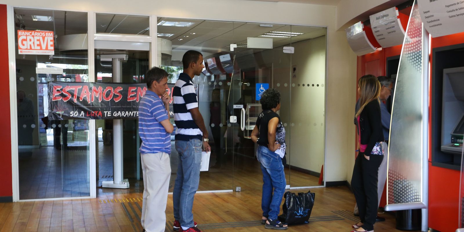 Paralisação dos bancários afeta agências públicas e privadas nesta quinta-feira