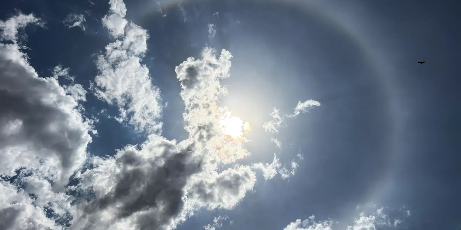 Halo solar no céu do Centro-Oeste atrai olhares mas não indica chuva