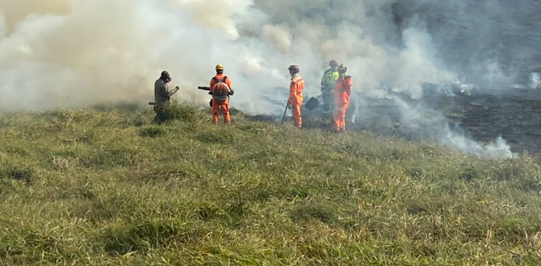 Bombeiros controlam incêndio de grandes proporções próximo ao Parque do Krambeck, em Juiz de Fora
