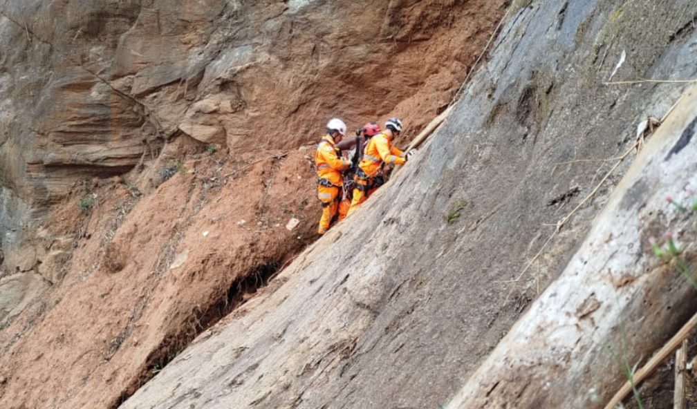 Bombeiros resgatam mulher de 48 anos presa em fenda no Morro do Cristo