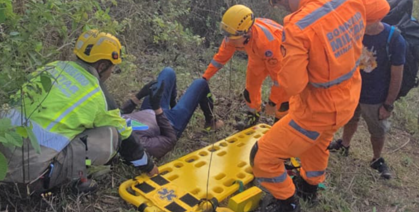 Bombeiros resgatam praticante de parapente em área de difícil acesso em Leopoldina