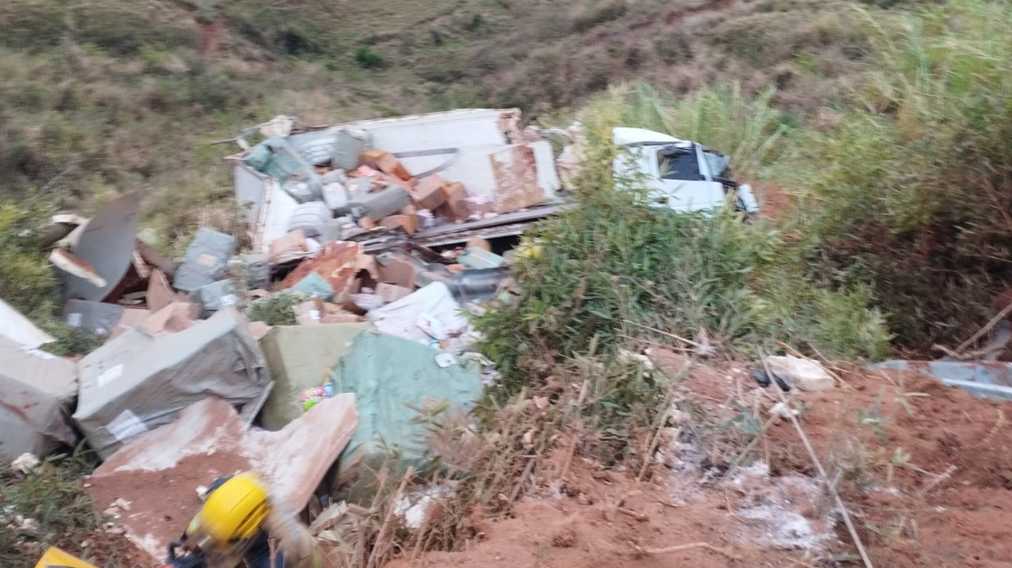 Caminhão carregado com brinquedos tomba na BR-116 e criança de 2 anos fica presa às ferragens em Leopoldina