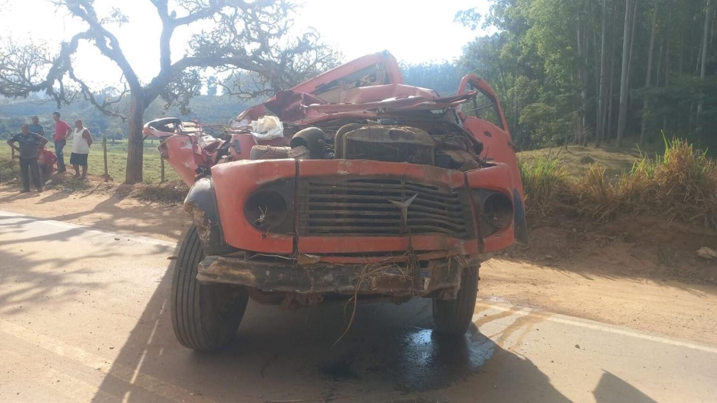 Caminhão perde o controle e bate em guarita do DER; três pessoas morrem em Carangola