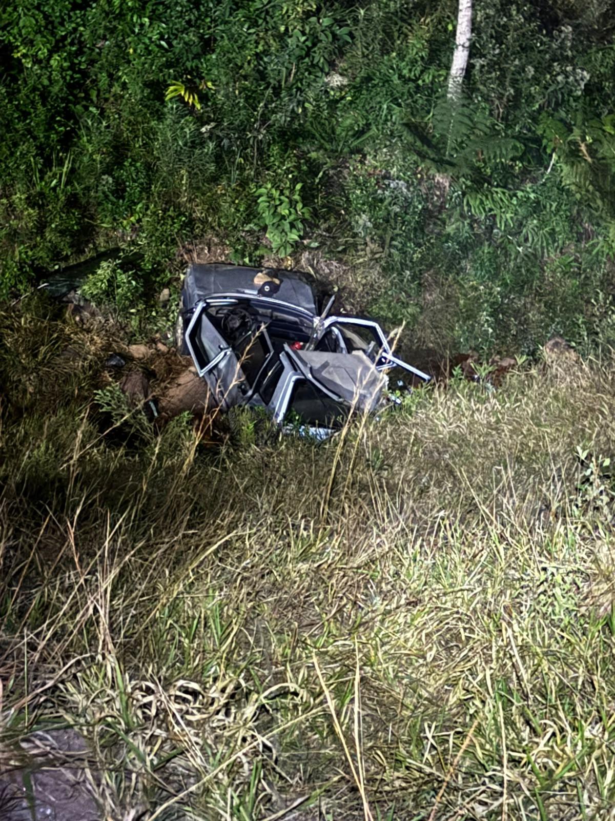 Capotamento deixa homem preso às ferragens na BR-267 em Bom Jardim de Minas